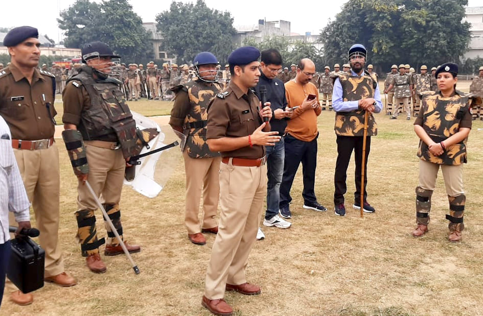 पुलिस लाइन में दंगा बलवा नियंत्रण की रिहर्सल करते एसएसपी व अन्य पुलिस अधिकारी पुलिस लाइन में दंगा बलवा नियंत्रण की रिहर्सल करते एसएसपी व अन्य पुलिस अधिकारी