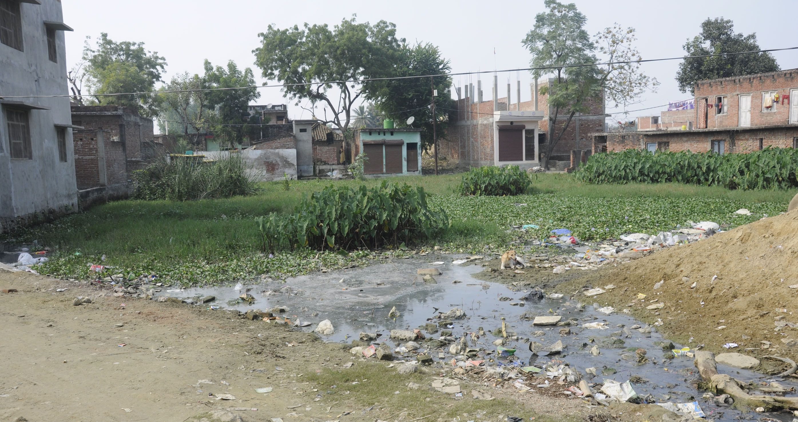 सदर क्षेत्र के खुशखुशवापुर में स्थित तालाब स्थानीय लोगों द्वारा किया गया कब्जा।