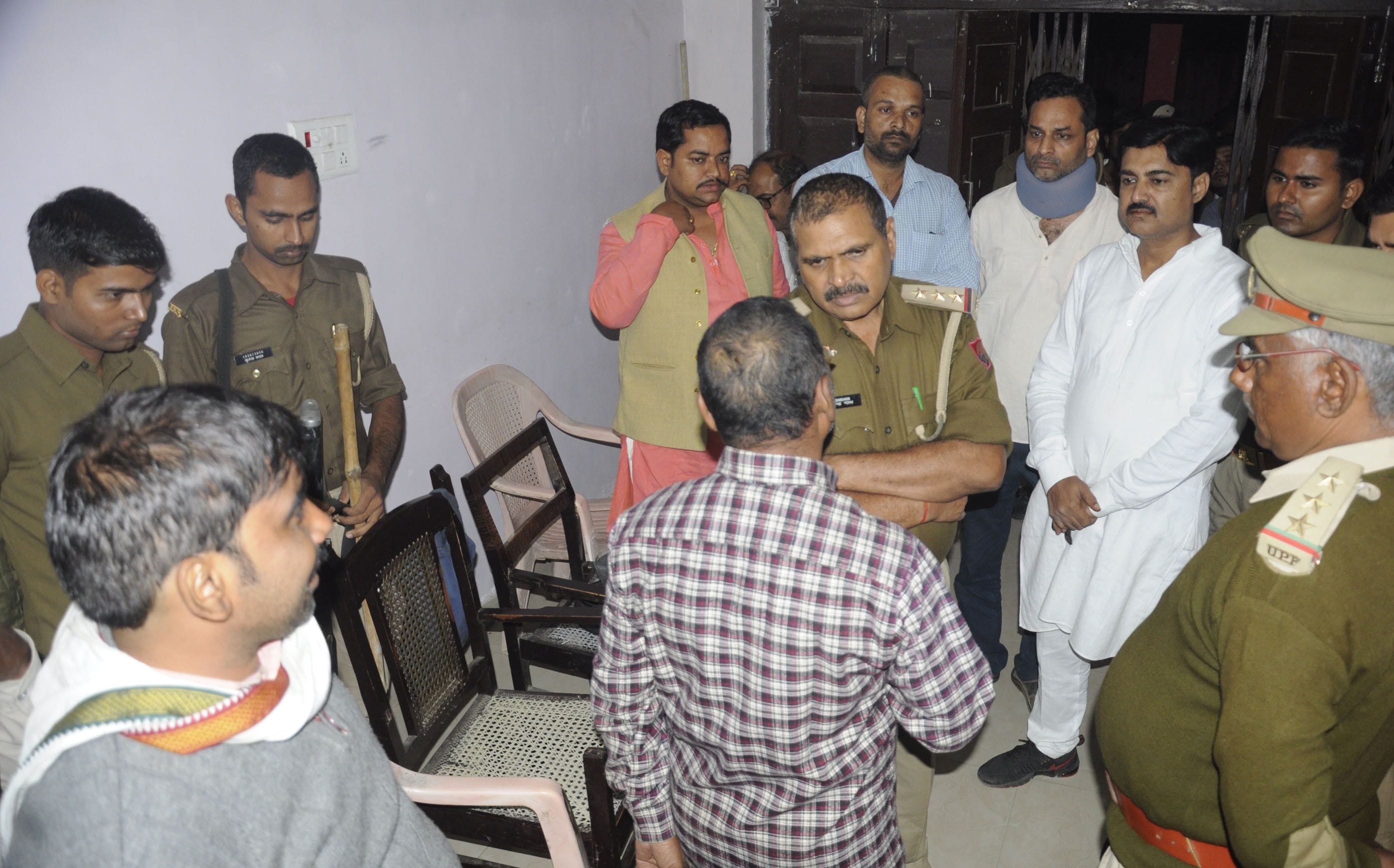 चिलबिला वन विभाग कार्यालय में उत्पीड़न के विरोध में हंगामा कर रहे आंवला व्यापारियों को समझाती प?