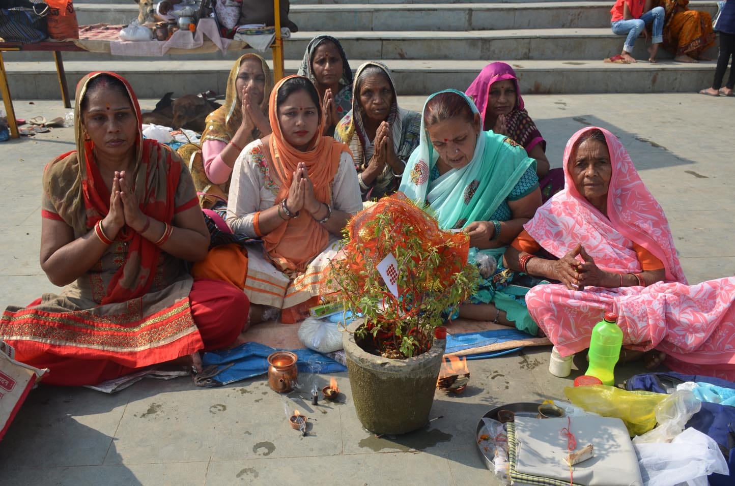 4-शुकतीर्थ में गंगा घाट पर कथा सुनते श्रद्घालु। 4-शुकतीर्थ में गंगा घाट पर कथा सुनते श्रद्घालु।