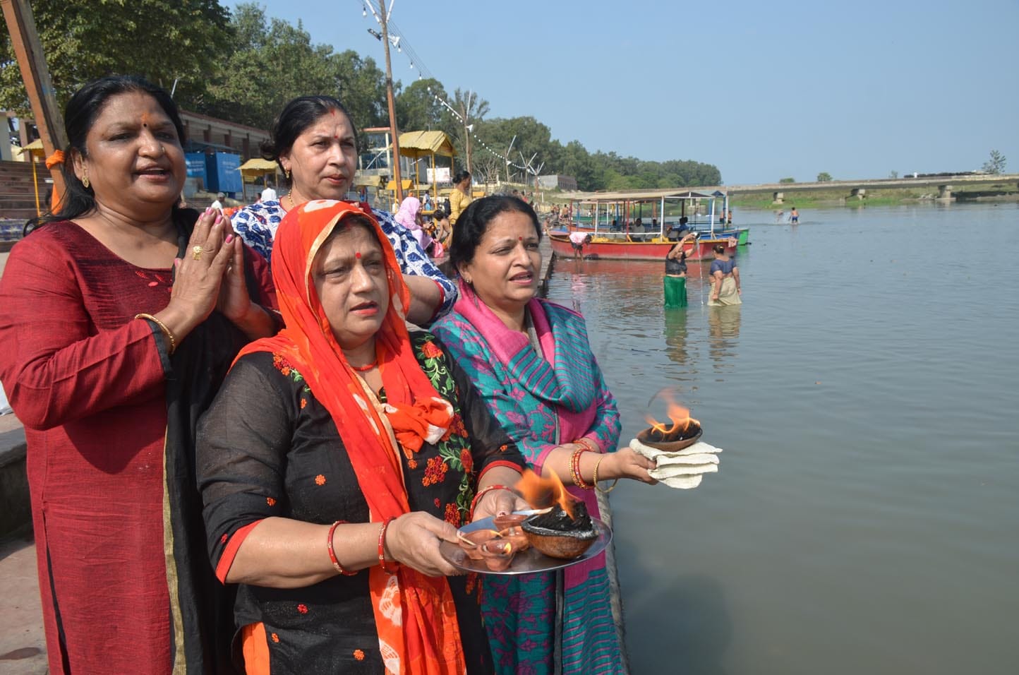 6-शुकतीर्थ गंगाघाट पर दीप जलाकर गंगा की पूजा करते श्रद्घालु। 6-शुकतीर्थ गंगाघाट पर दीप जलाकर गंगा की पूजा करते श्रद्घालु।