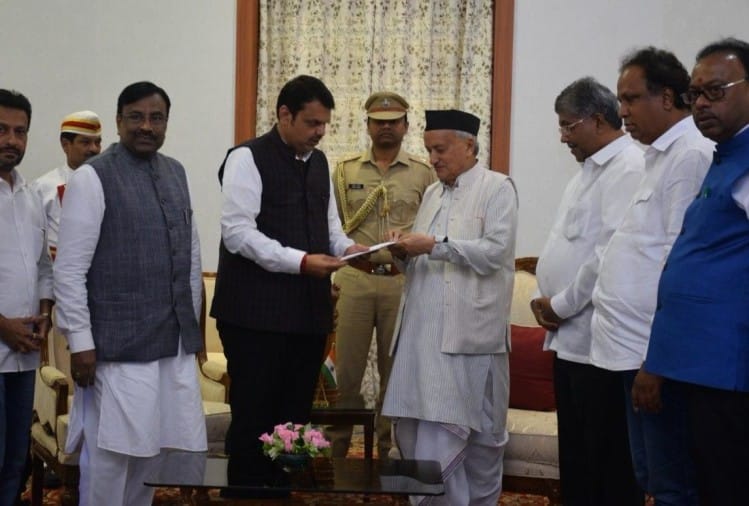 देवेंद्र फणडवीस ने राज्यपाल को सौंपा इस्तीफा