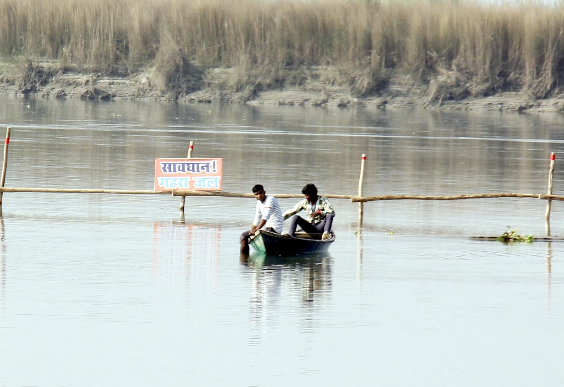 बिजनौर में विदुर कुटी पर गंगा स्नान मेले में गंगा में लगाया गहरे जल का बोर्ड।