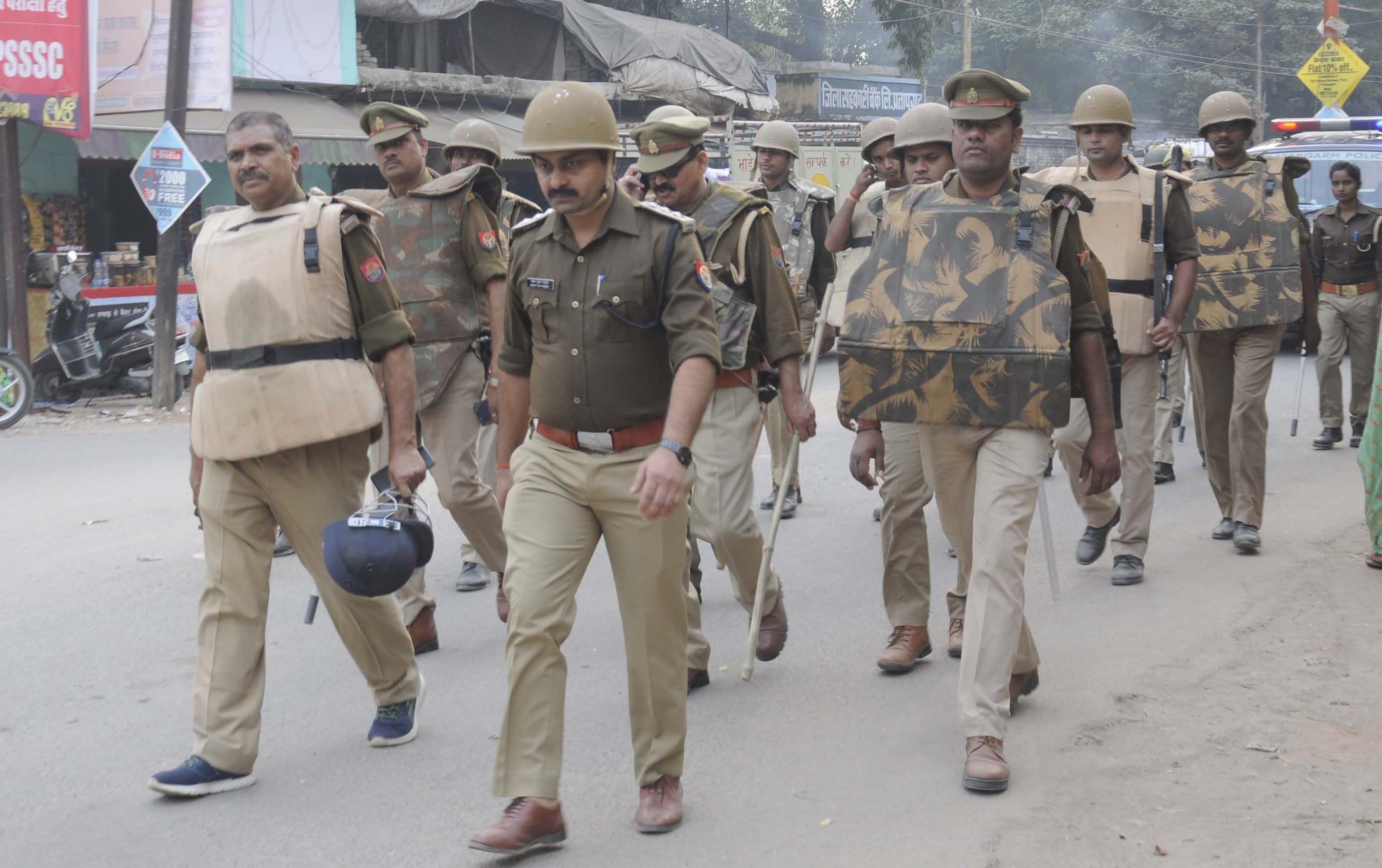 नगर क्षेत्र में शांति व्यवस्था बनाये रखने को शहर में पैदल मार्च करती पुलिस। नगर क्षेत्र में शांति व्यवस्था बनाये रखने को शहर में पैदल मार्च करती पुलिस।