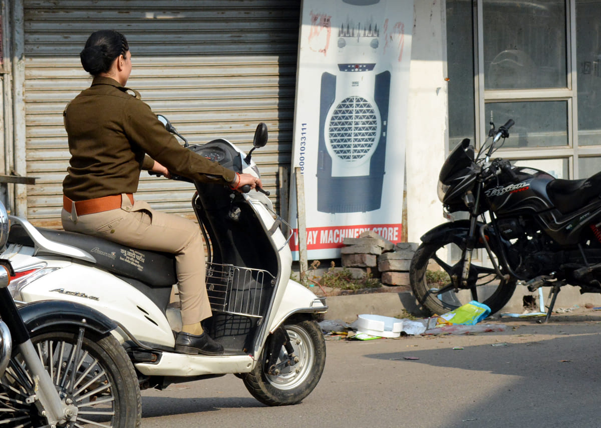 यातायात नियमो से बेपरवाह स्कूटी सवार पुलिसकर्मी। यातायात नियमो से बेपरवाह स्कूटी सवार पुलिसकर्मी।