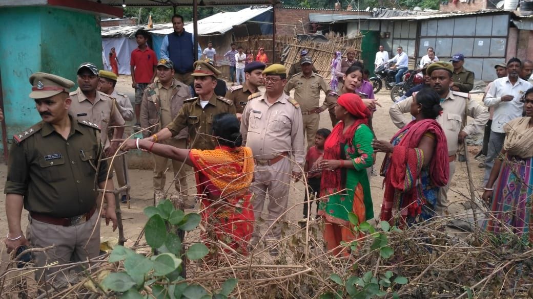 नकपुर की बंगाली कॉलोनी में अतिक्रमण हटाते वन कमियों का विरोध करती महिला।