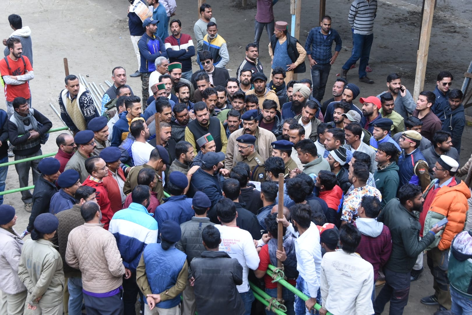 पाटबांगला मैदान प्लॉट आंबटन को लेकर प्रशासन और पुलिस से बहस करते व्यापारी।