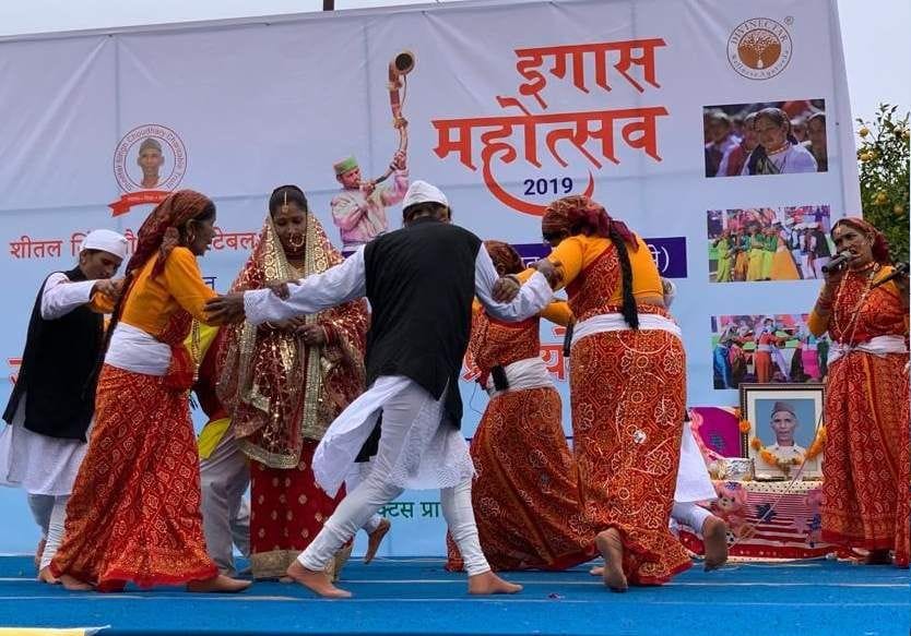 बीरोंखाल के ग्राम जमरिया सीली मल्ली में ईगास पर सांस्कृतिक कार्यक्रमों की प्रस्तुति देते लोक कल