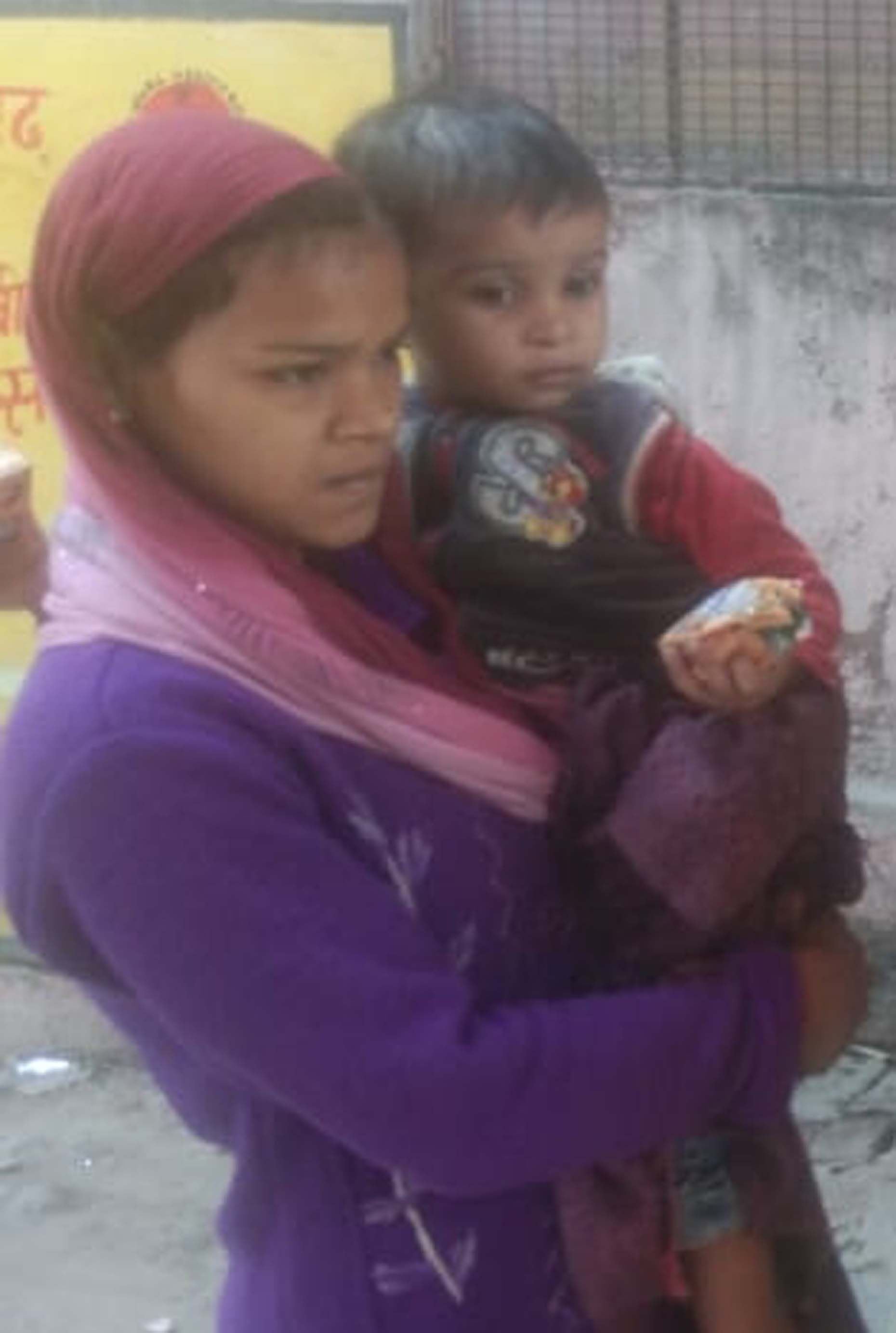 फतनपुर के मेडुवाडीह में कुएं से जीवित बची ईशानी। फतनपुर के मेडुवाडीह में कुएं से जीवित बची ईशानी।