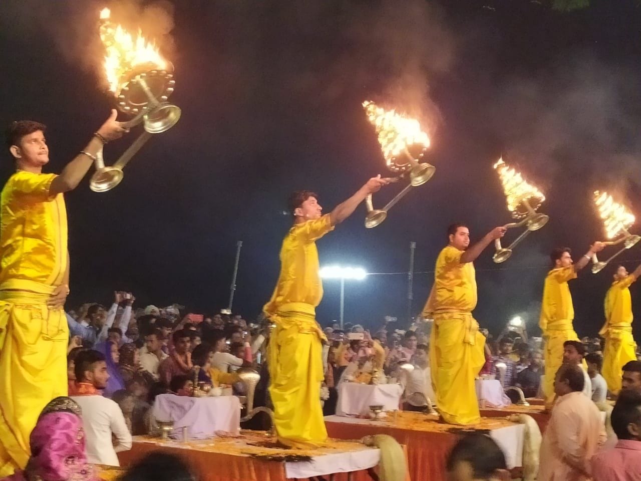 कालाकांकर गंगा घाट पर आयोजित दीपोत्सव पर गंगा आरती करते लोग। कालाकांकर गंगा घाट पर आयोजित दीपोत्सव पर गंगा आरती करते लोग।