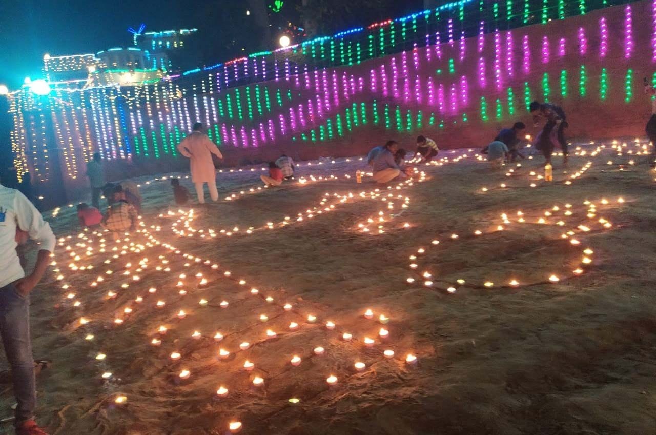 कालाकांकर गंगा घाट पर आयोजित दीपोत्सव कार्यक्रम में जलाये गये दीप। कालाकांकर गंगा घाट पर आयोजित दीपोत्सव कार्यक्रम में जलाये गये दीप।