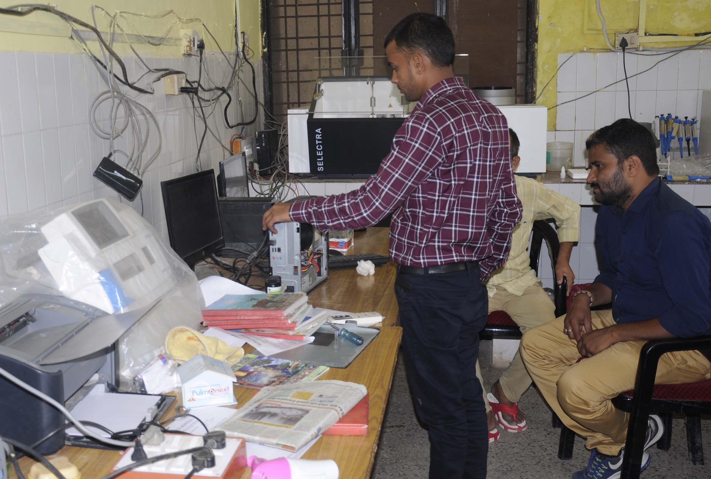 जिला अस्पताल पैथलाजी में शार्ट सर्किट से खराब हुए उपकरणों को दुरूस्त करते इंजीनियर। जिला अस्पताल पैथलाजी में शार्ट सर्किट से खराब हुए उपकरणों को दुरूस्त करते इंजीनियर।