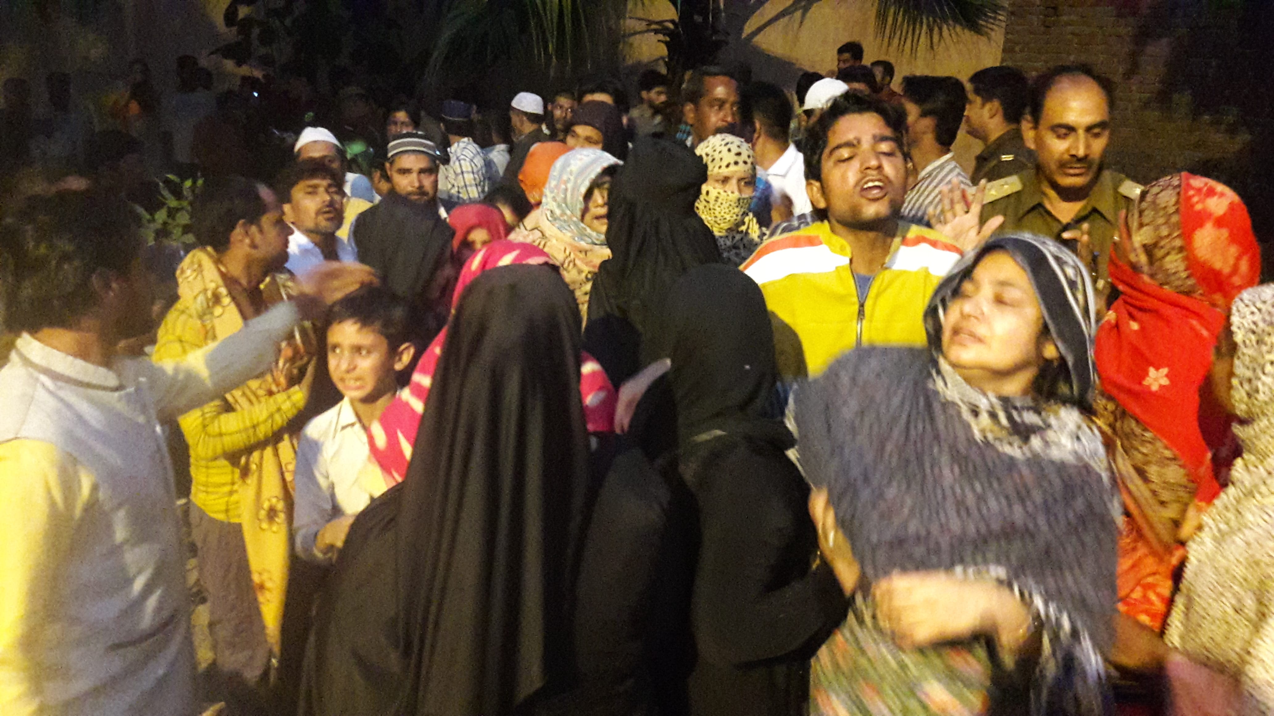 खतौली (मुजफ्फरनगर) में कब्र से शव निकालने का विरोध करतीं मृतक शादाब के परिवार की महिलाएं। खतौली (मुजफ्फरनगर) में कब्र से शव निकालने का विरोध करतीं मृतक शादाब के परिवार की महिलाएं।