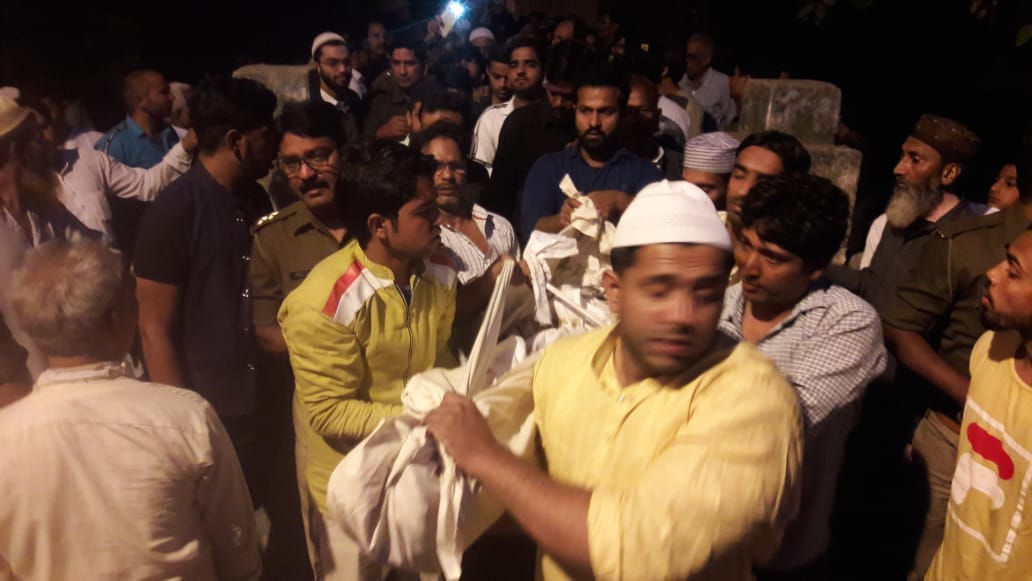 खतौली (मुजफ्फरनरगर) में कब्र खोदकर निकाला गया शादाब का शव। खतौली (मुजफ्फरनरगर) में कब्र खोदकर निकाला गया शादाब का शव।
