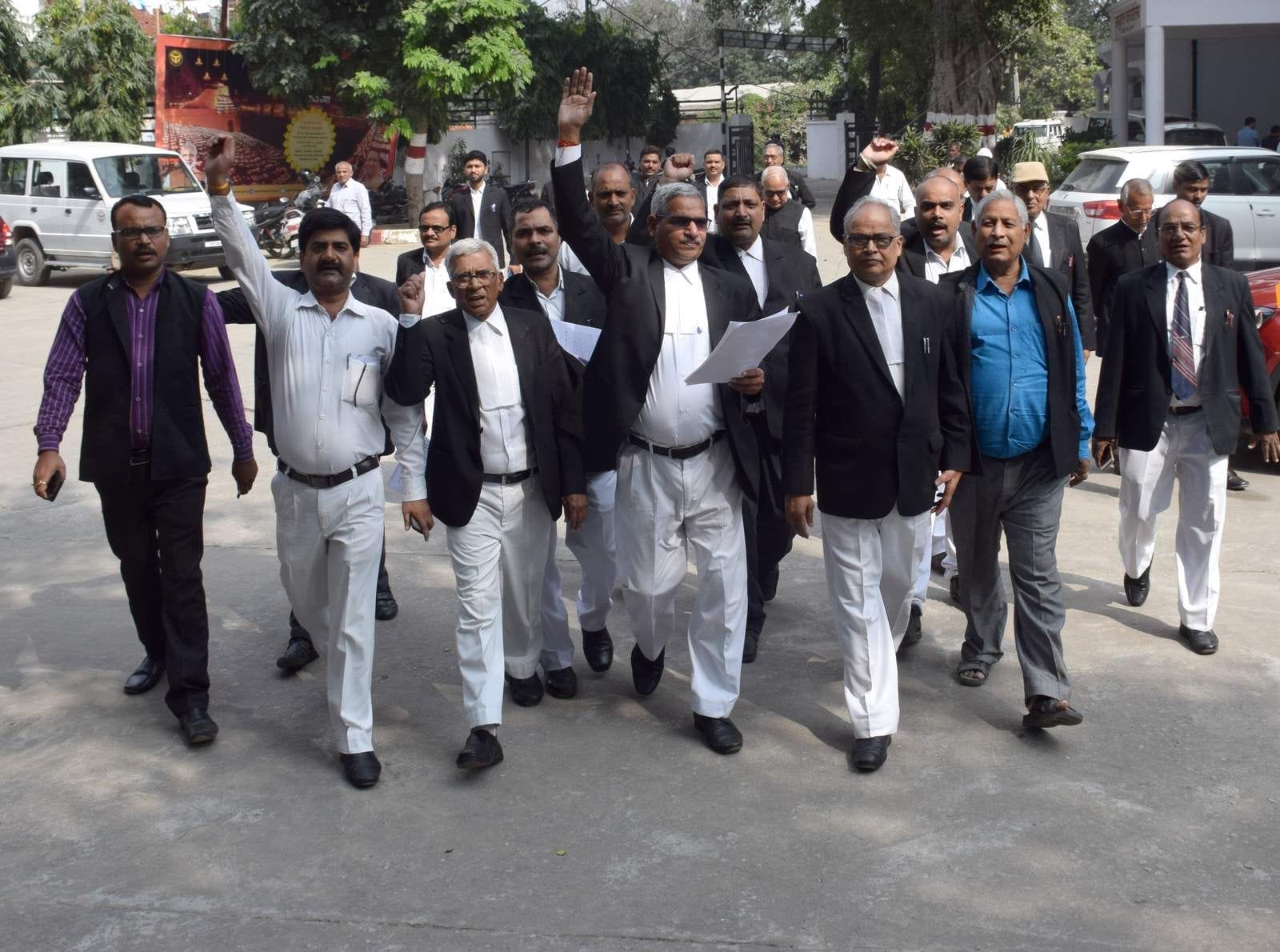 कमिश्नरी कार्यालय परिसर में प्रदर्शन करते सेंट्रल बार एसोसिएशन के कार्यकर्ता। कमिश्नरी कार्यालय परिसर में प्रदर्शन करते सेंट्रल बार एसोसिएशन के कार्यकर्ता।