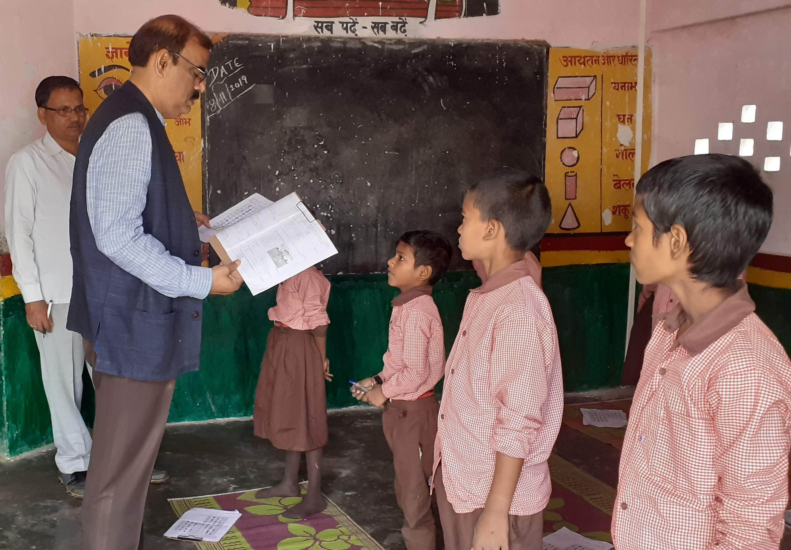मेहनगर में विद्यालय के निरीक्षण के दौरान छात्रों से सवाल पूछते जिलाधिकारी एनपी सिंह। मेहनगर में विद्यालय के निरीक्षण के दौरान छात्रों से सवाल पूछते जिलाधिकारी एनपी सिंह।