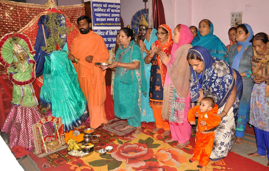 राधा विहार स्थित महाशक्ति पीठ वैश्णवी महाकाली मन्दिर में तुलसी विवाह में भाग लेते श्रद्घालु राधा विहार स्थित महाशक्ति पीठ वैश्णवी महाकाली मन्दिर में तुलसी विवाह में भाग लेते श्रद्घालु