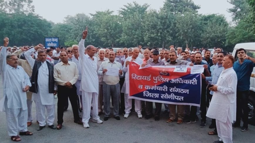  सोनीपत में कैंडल मार्च निकालते पुलिस कर्मी।