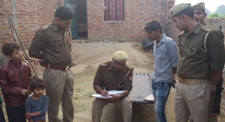 जांच पड़ताल करती पुलिस। जांच पड़ताल करती पुलिस।