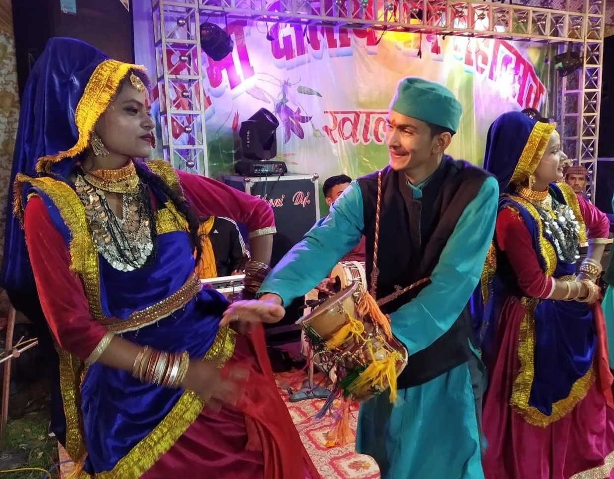 खालगढ़ा के सीमा क्षेत्रीय दीप महोत्सव में सांस्कृतिक कार्यक्रम प्रस्तुत करते कलाकार। खालगढ़ा के सीमा क्षेत्रीय दीप महोत्सव में सांस्कृतिक कार्यक्रम प्रस्तुत करते कलाकार।
