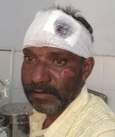 चल्थी के पास सड़क हादसे में घायल यात्री। चल्थी के पास सड़क हादसे में घायल यात्री।