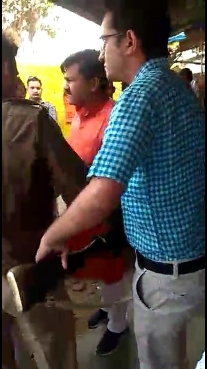लालगंज में अधिवक्ताओं से विवाद के दौरान होमगार्ड की राइफल उठाये एसडीएम। लालगंज में अधिवक्ताओं से विवाद के दौरान होमगार्ड की राइफल उठाये एसडीएम।