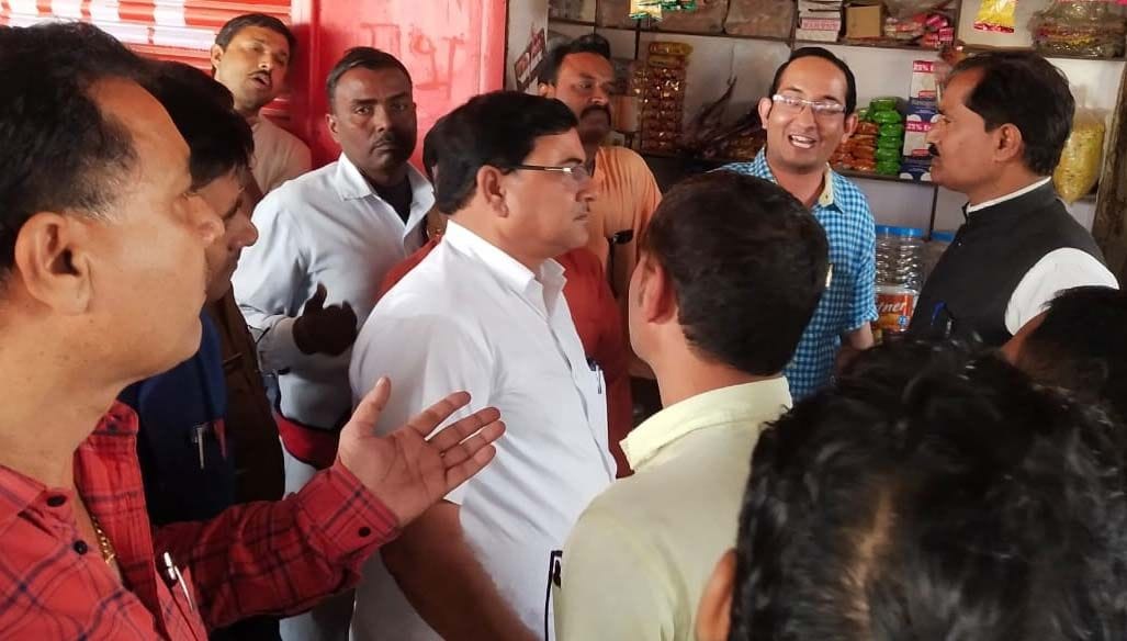 लालगंज में एसडीएम से नोकझोक करते अधिवक्ता। लालगंज में एसडीएम से नोकझोक करते अधिवक्ता।