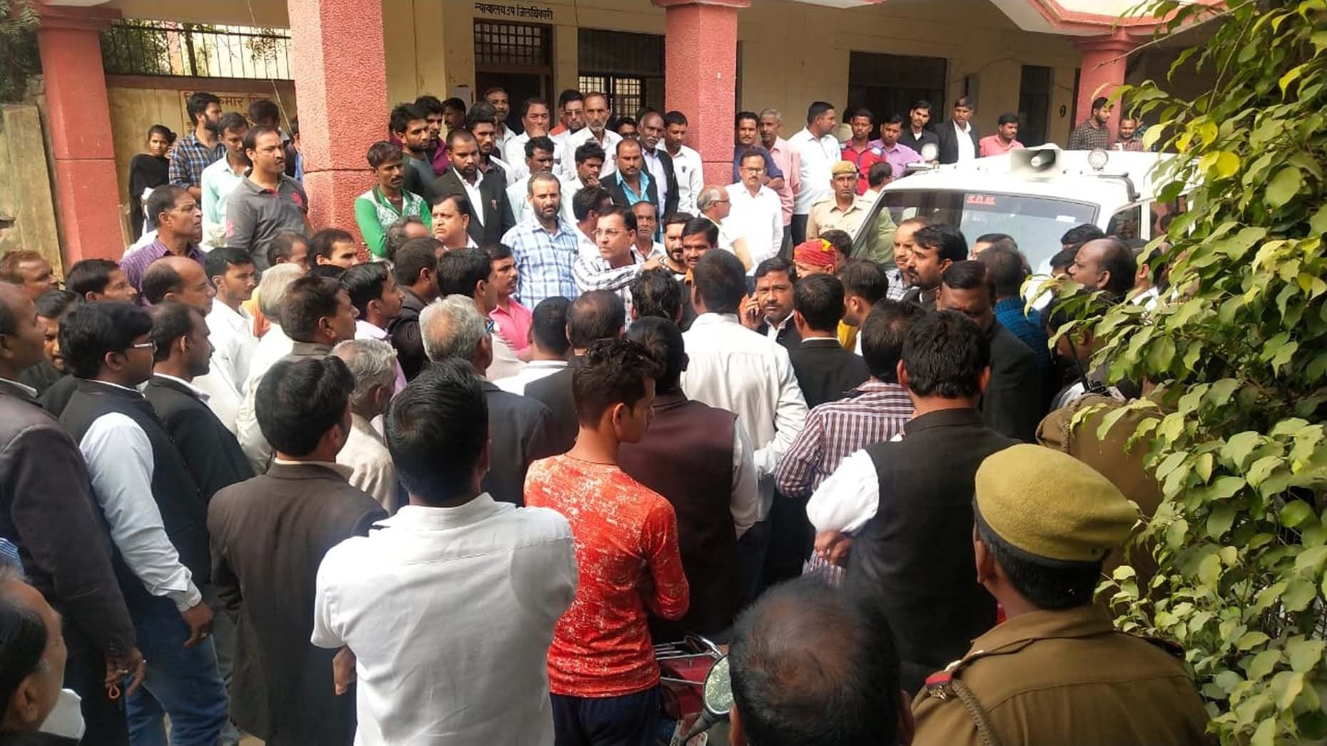 लालगंज तहसील में एसडीएम व अधिवक्ताओं में विवाद के दौरान जुटी भीड़। लालगंज तहसील में एसडीएम व अधिवक्ताओं में विवाद के दौरान जुटी भीड़।
