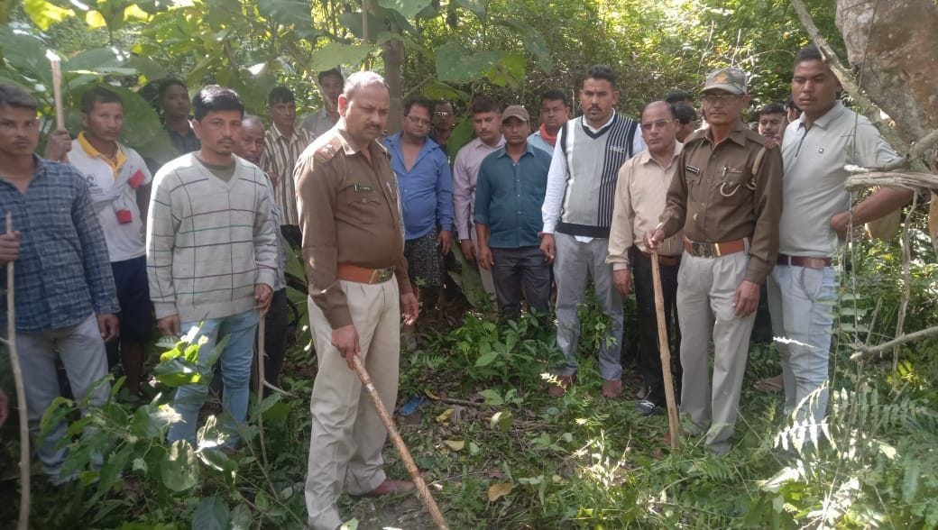 08केटीएम04पी-खटीमा वन रेंज के उत्तरी बनबसा कंपार्टमेंट संख्या आठ घटना स्थल का जायजा लेते वन कर्मी व 08केटीएम04पी-खटीमा वन रेंज के उत्तरी बनबसा कंपार्टमेंट संख्या आठ घटना स्थल का जायजा लेते वन कर्मी व