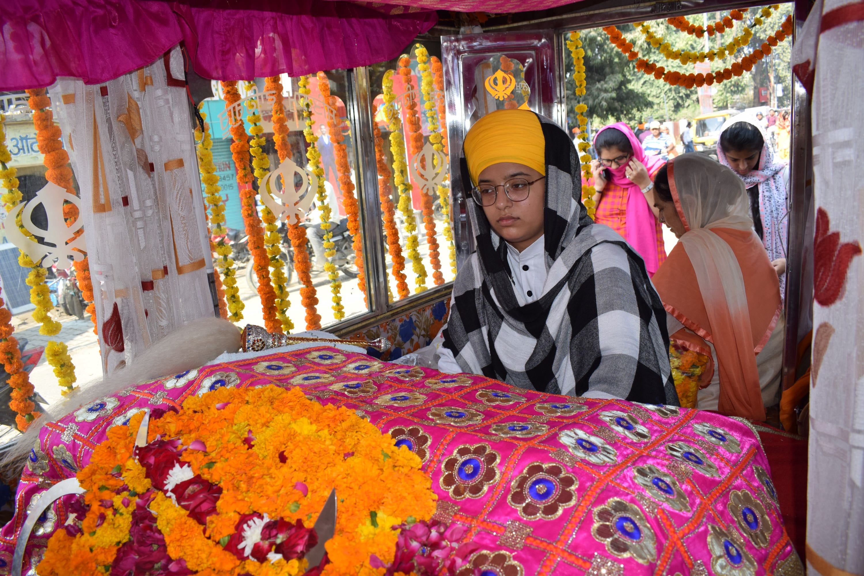 09एमएनपी-43-प्रकाश पर्व को लेकर सिख समाज द्वारा निकाली गई प्रभातफेरी में शामिल झांकी 09एमएनपी-43-प्रकाश पर्व को लेकर सिख समाज द्वारा निकाली गई प्रभातफेरी में शामिल झांकी