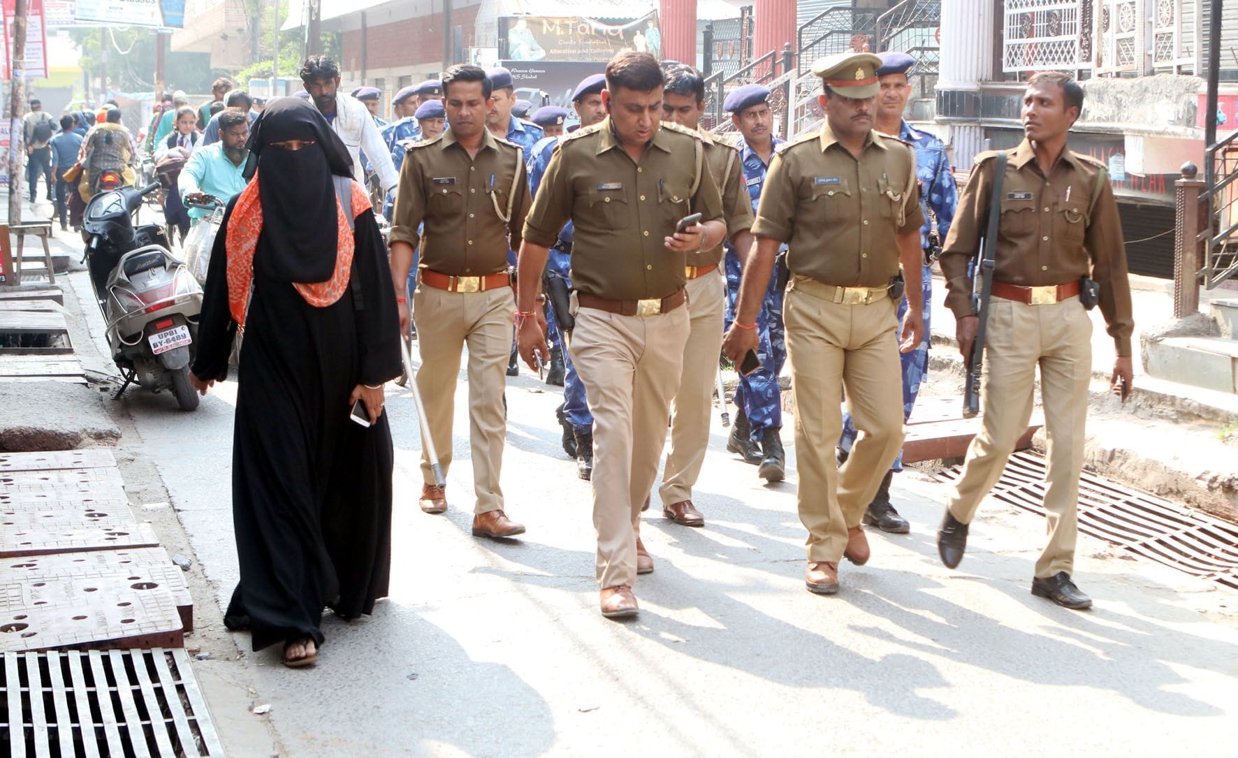 अयोध्या फैसले को लेकर अमिरनिशा बाजार में पैदल मार्च करती पुलिस व आरएएफ के जवान।