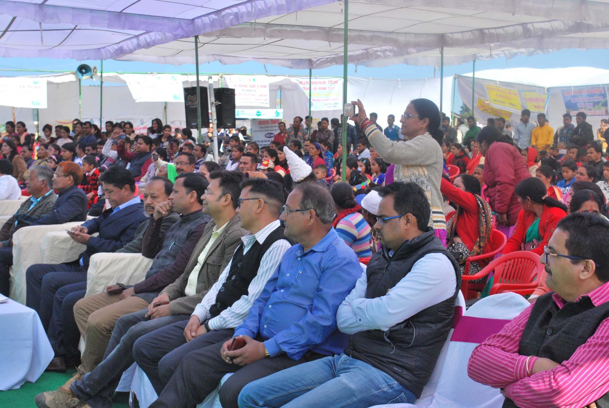 राज्य स्थापना दिवस पर आयोजित कार्यक्रम में मौजूद अधिकारी और अन्य लोग। राज्य स्थापना दिवस पर आयोजित कार्यक्रम में मौजूद अधिकारी और अन्य लोग।