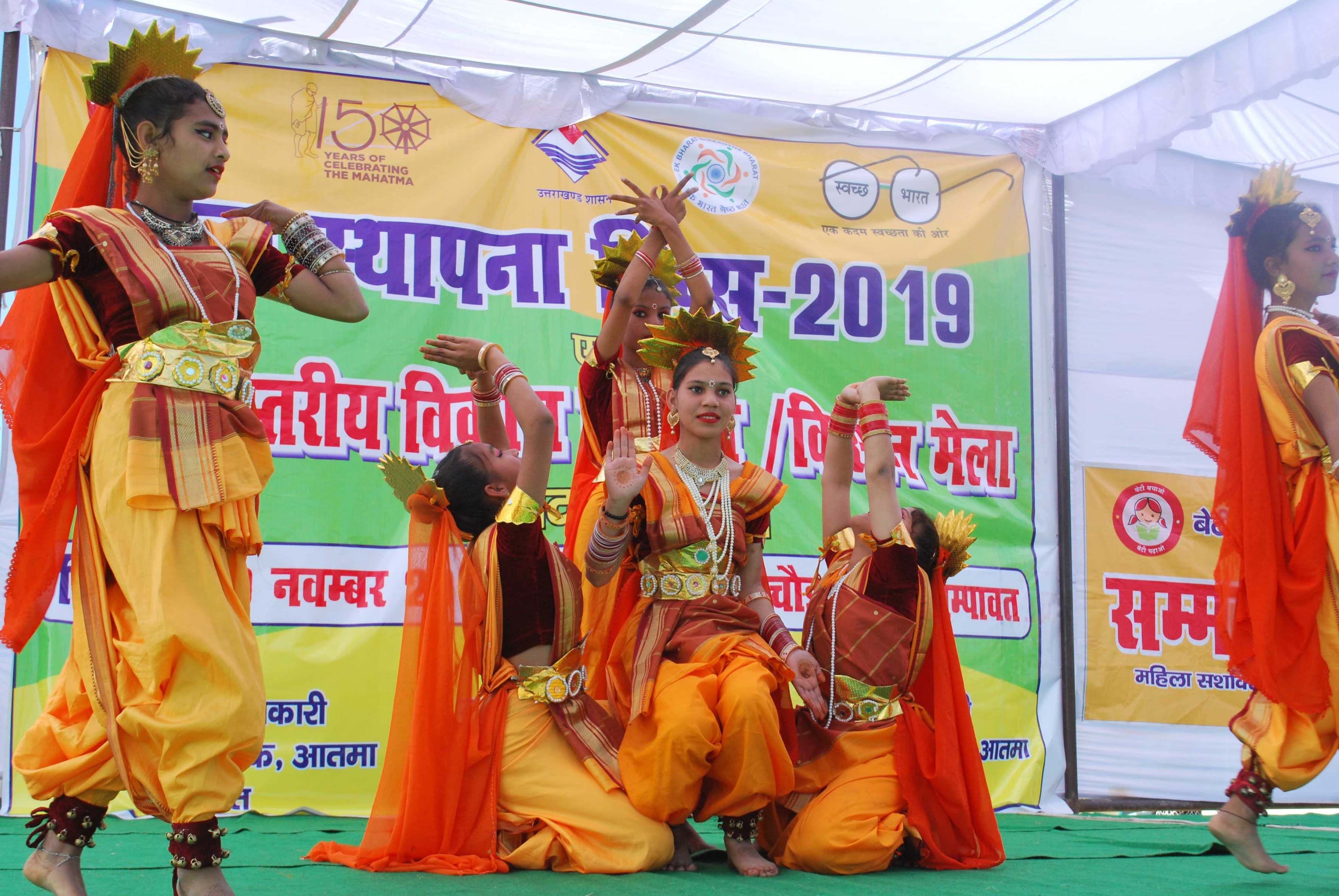 राज्य स्थापना दिवस पर चंपावत में आयोजित कार्यक्रम में सरस्वती वंदना पेश करतीं छात्राएं। राज्य स्थापना दिवस पर चंपावत में आयोजित कार्यक्रम में सरस्वती वंदना पेश करतीं छात्राएं।