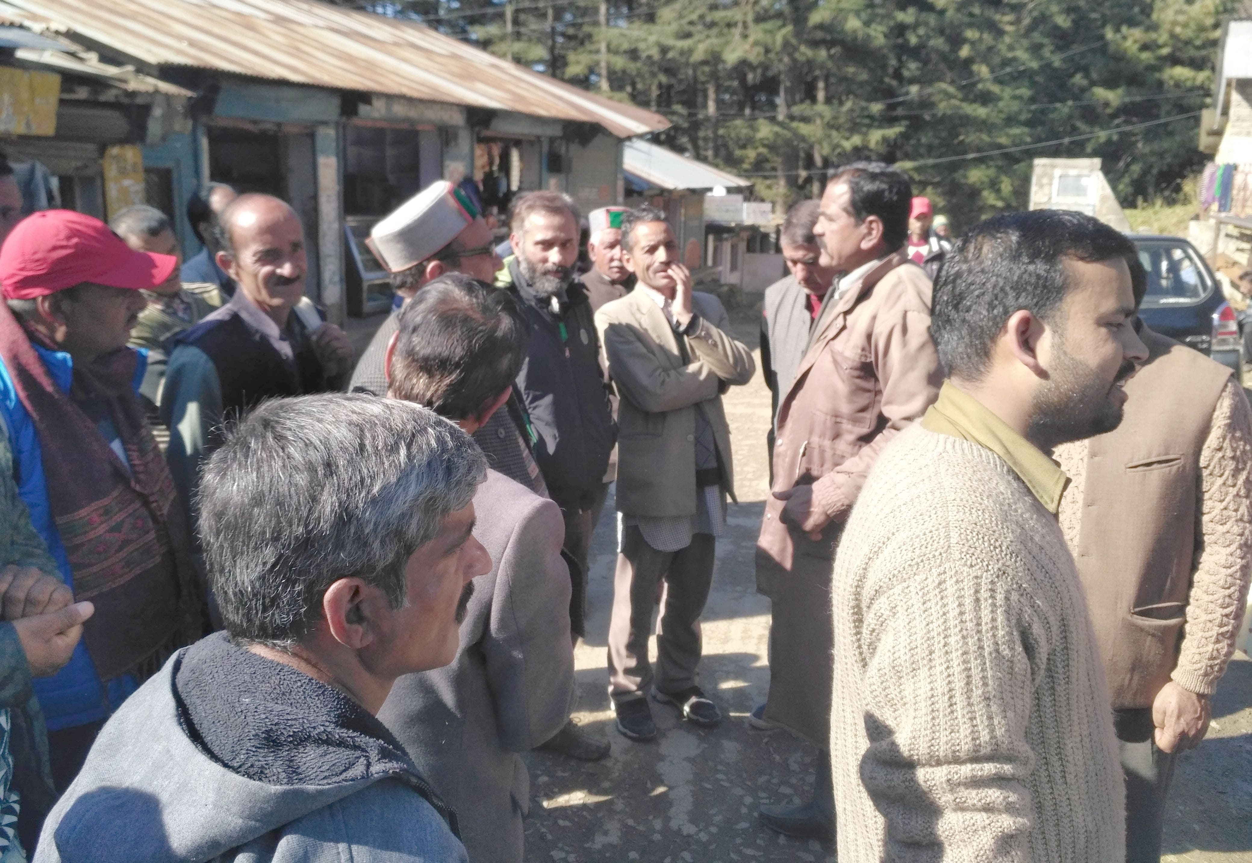 ननखड़ी बाघी बस सेवा न चलने से रोषजदा ग्रामीण।