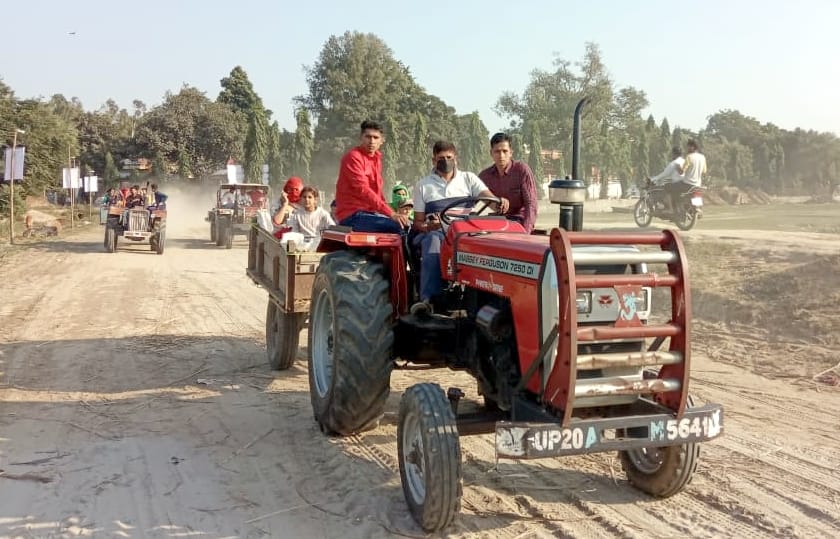 बिजनौर में विदुर कुटी पर गंगा स्नान मेले में जाते श्रद्धालु।