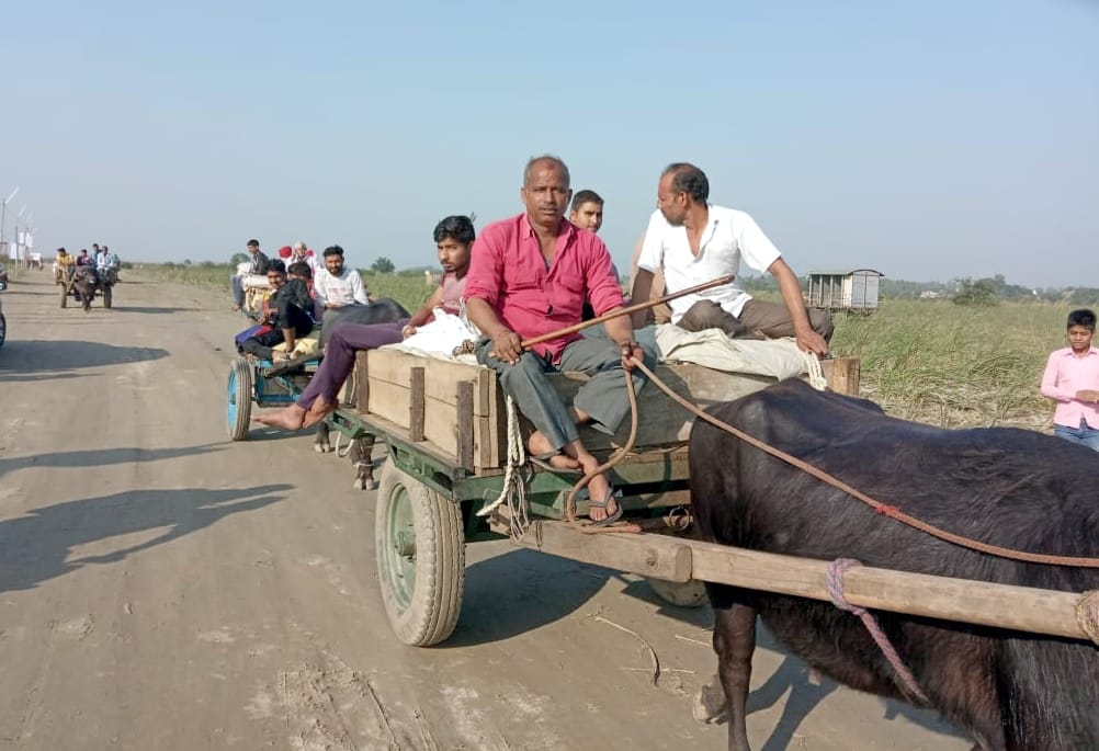 बिजनौर में विदुर कुटी पर गंगा स्नान मेले में जाते श्रद्धालु।