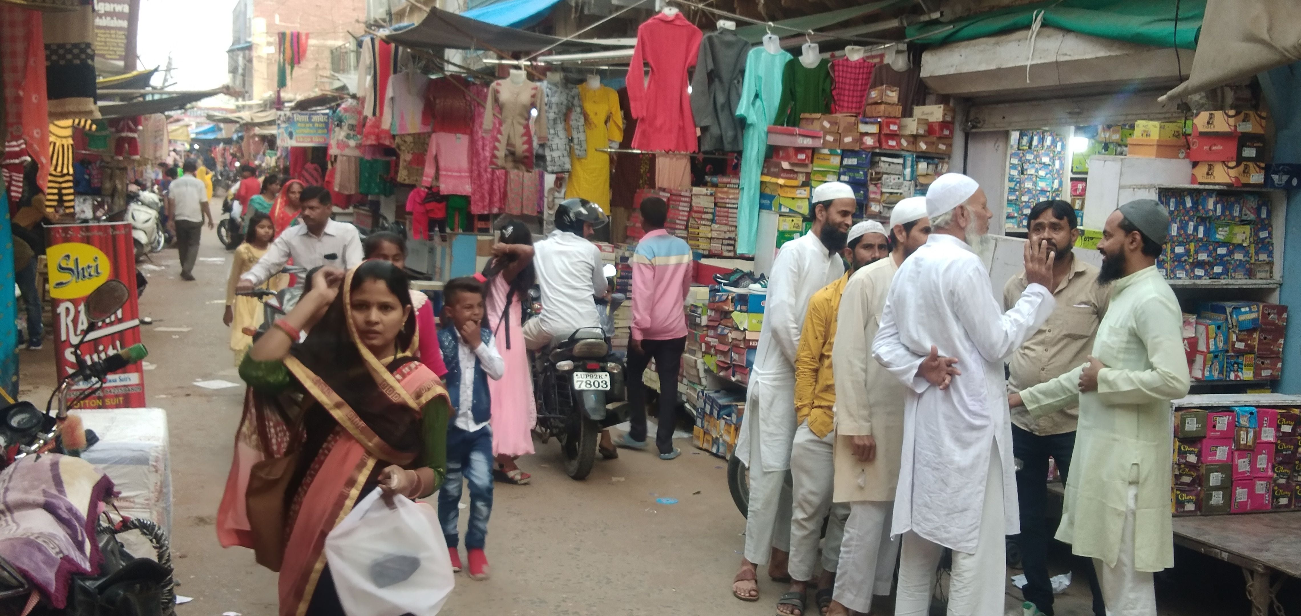 बाजार में सामान खरीदते लोग बाजार में सामान खरीदते लोग