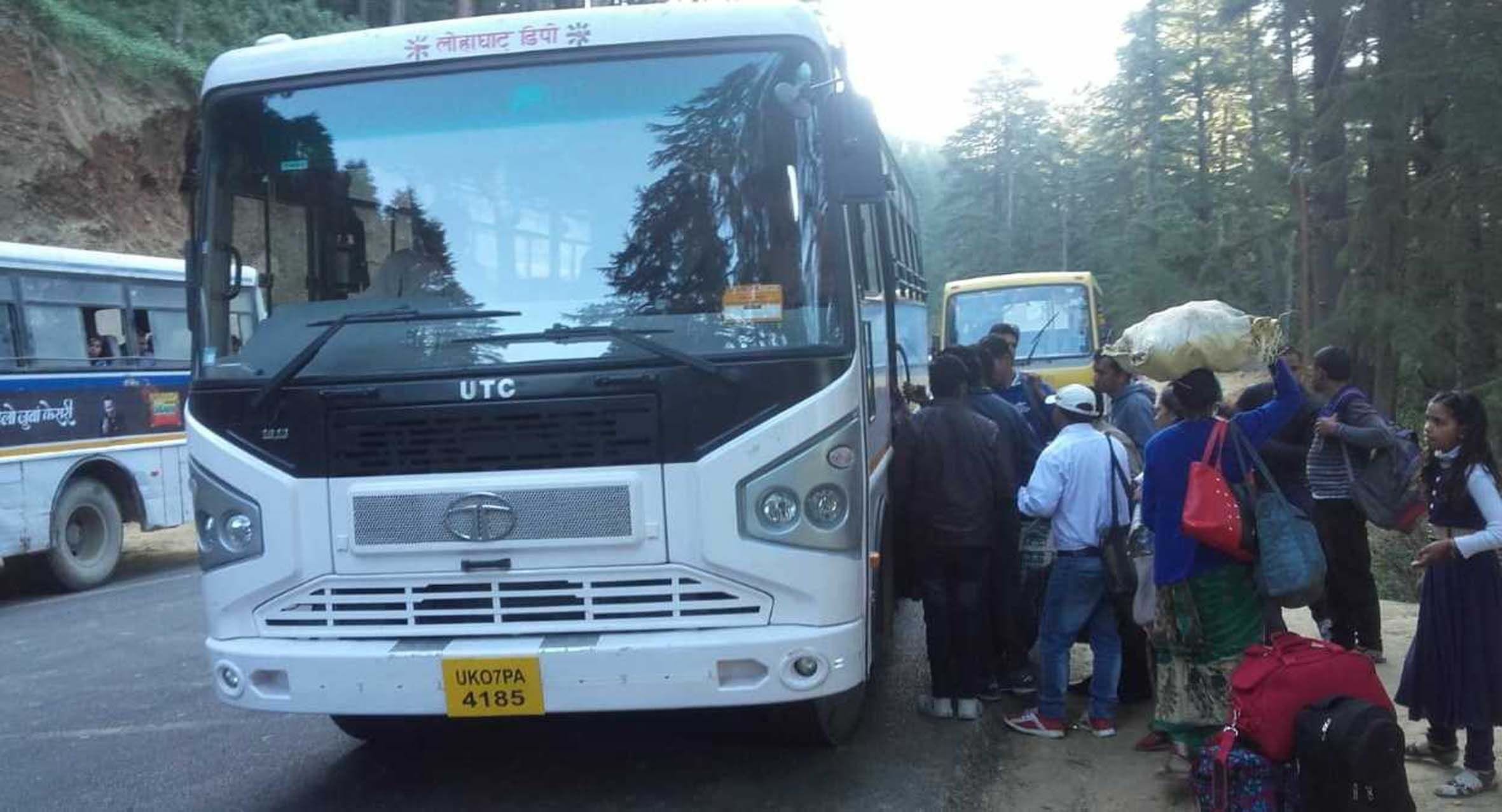 दुर्घटनाग्रस्त बस के यात्रियों के लिए लोहाघाट से भेजी गई रोडवेज की दूसरी बस।