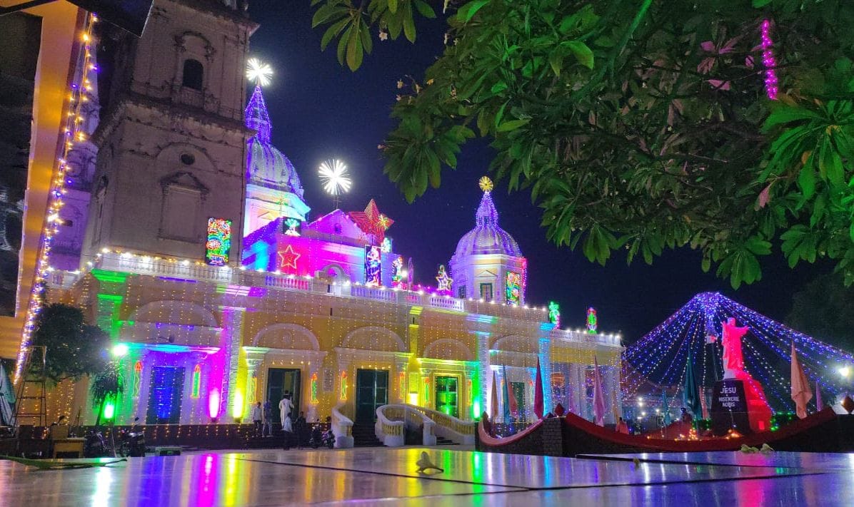 रंग बिरंगी लाइटों से सजा सरधना चर्च। 
