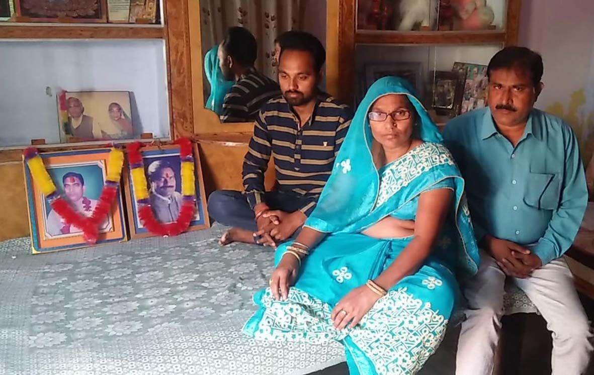 मृतक महेंद्र सिंह की पत्नी मीरा बेटे व दामाद के साथ मृतक महेंद्र सिंह की पत्नी मीरा बेटे व दामाद के साथ