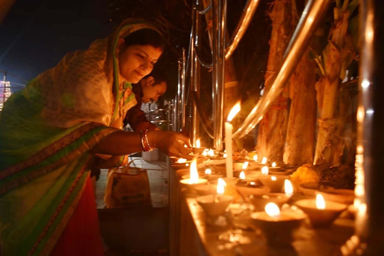 देवोत्थान एकादशी पर बेल्हा देवी धाम में दीप जलाती महिला। देवोत्थान एकादशी पर बेल्हा देवी धाम में दीप जलाती महिला।