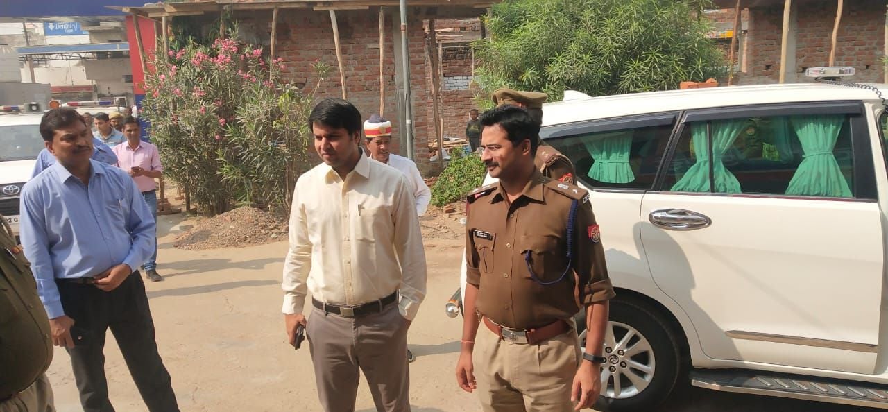 एसडीएम से जानकारी लेते डीएम मन्नान अख्तर एसपी सतीश कुमार एसडीएम से जानकारी लेते डीएम मन्नान अख्तर एसपी सतीश कुमार