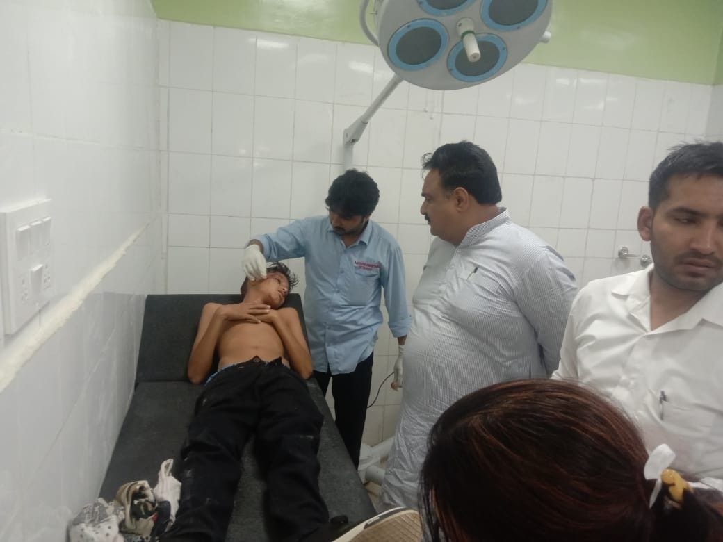 इलाज के दौरान मौके पर मौजूद विधायक। इलाज के दौरान मौके पर मौजूद विधायक।