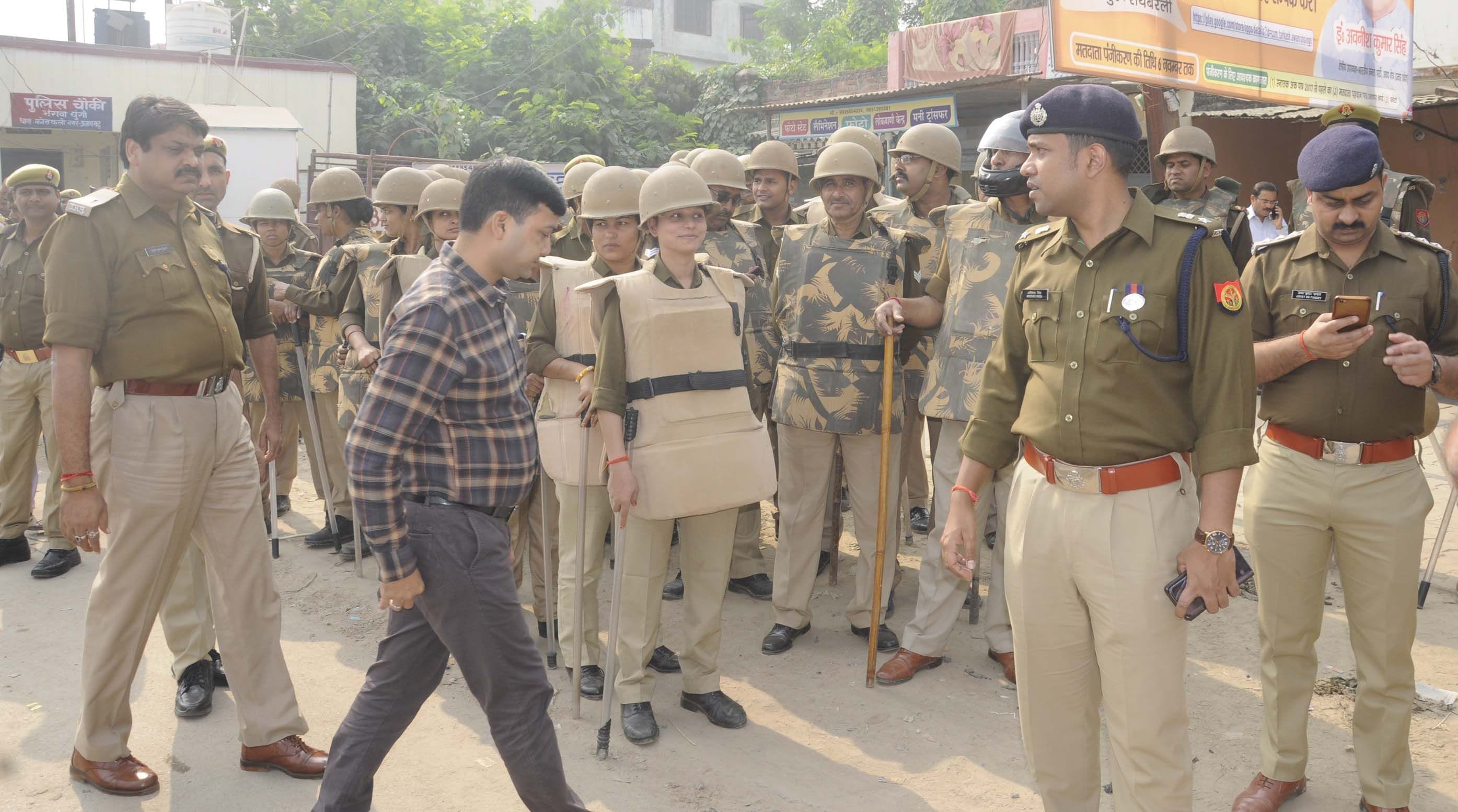 नगर में पैदल मार्च निकालने को फोर्स के साथ भंगवा चुंगी चौराहा पहुंचे एसपी अभिषेक सिंह। नगर में पैदल मार्च निकालने को फोर्स के साथ भंगवा चुंगी चौराहा पहुंचे एसपी अभिषेक सिंह।