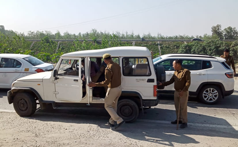सरसावा में क्क हरियाणा सीमा पर वाहनों की गहनता से चैकिंग करती सरसावा पुलिस सरसावा में क्क हरियाणा सीमा पर वाहनों की गहनता से चैकिंग करती सरसावा पुलिस