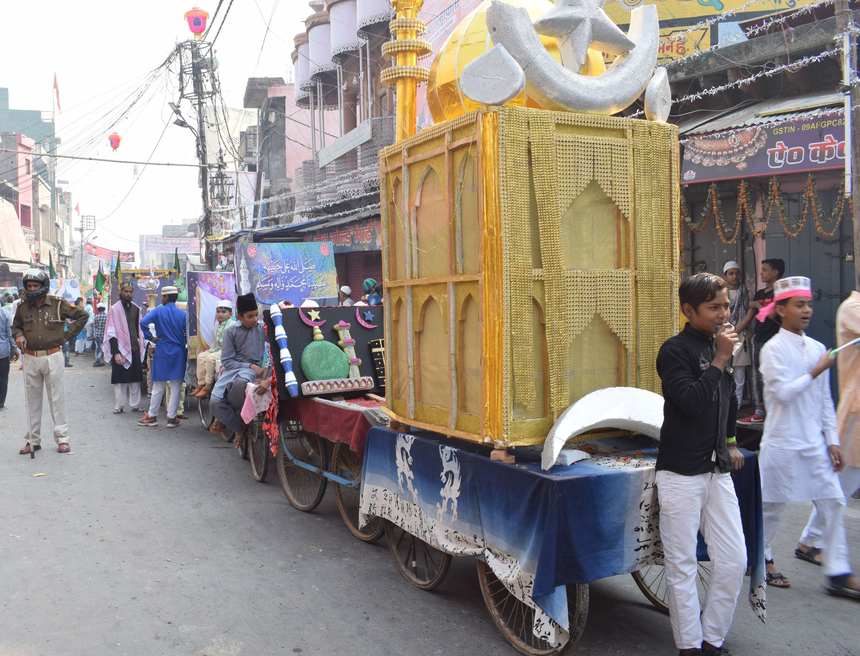 10एमएनपी-10-खानकाह से बारावफात का जुलूस निकालते मुस्लिम समाज के बच्चे व लोग 10एमएनपी-10-खानकाह से बारावफात का जुलूस निकालते मुस्लिम समाज के बच्चे व लोग