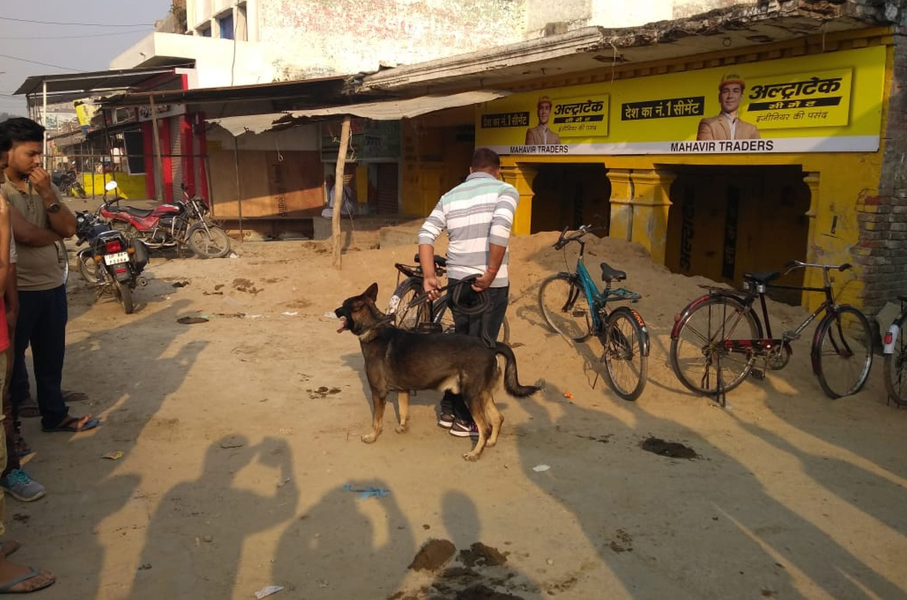 10एमएनपी-27-घिरोर में सराफा की दुकान में चोरी के बाद जांच करती टीम