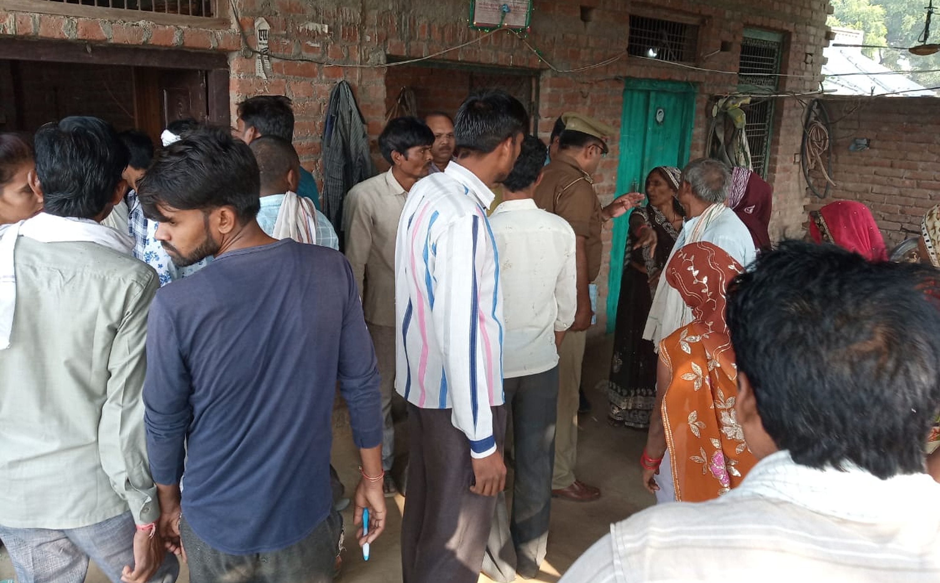 10एमएनपी-31-महिला की मौत के बाद नगला दानी में पूछताछ करती पुलिस 10एमएनपी-31-महिला की मौत के बाद नगला दानी में पूछताछ करती पुलिस