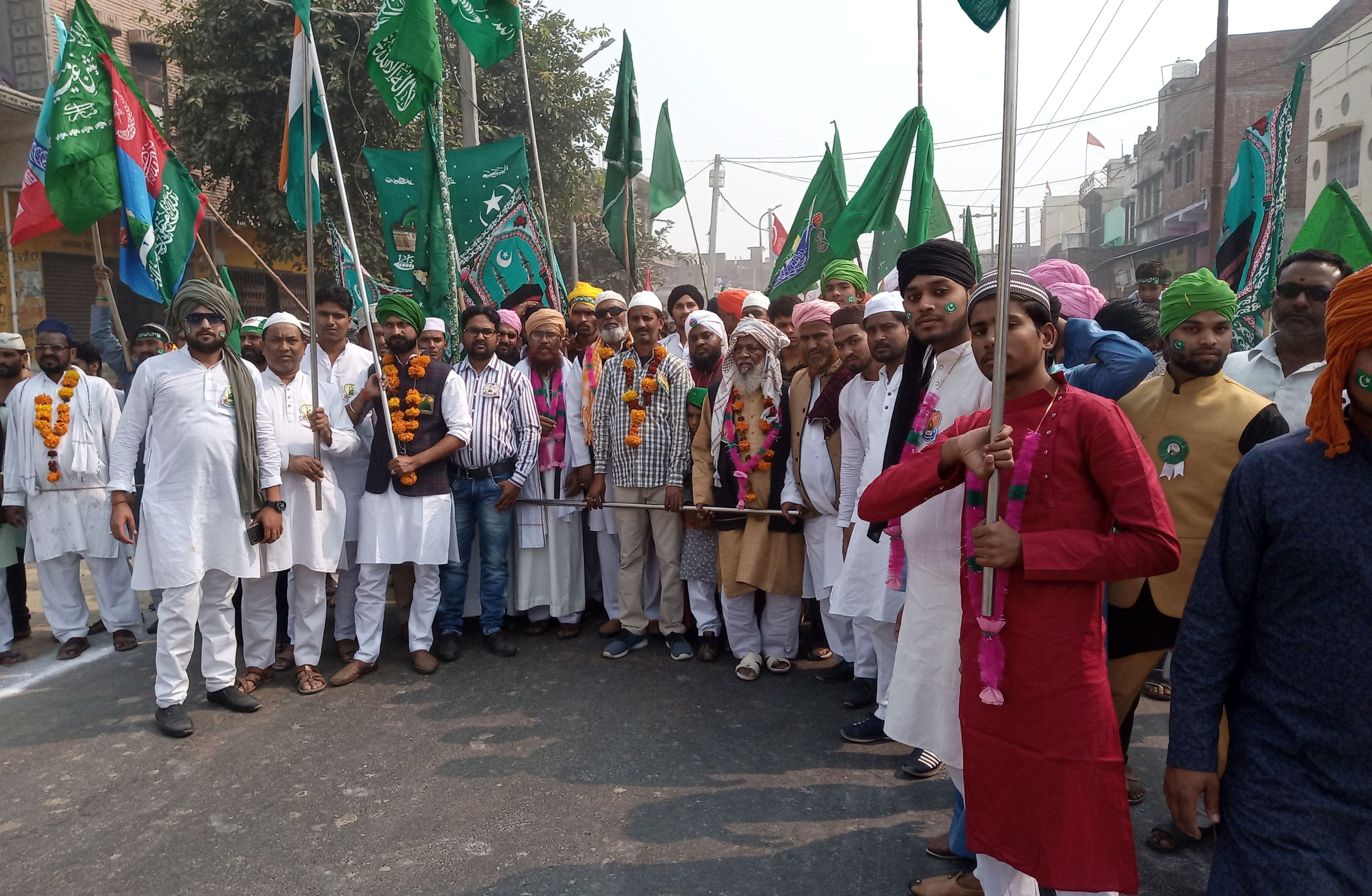 10एमएनपी-33- घिरोर में बारावफात का जुलूस निकालते मुस्लिम समाज के बच्चे व लोग 10एमएनपी-33- घिरोर में बारावफात का जुलूस निकालते मुस्लिम समाज के बच्चे व लोग