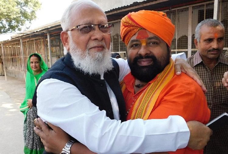 एक दूसरे के गले लगते हुए